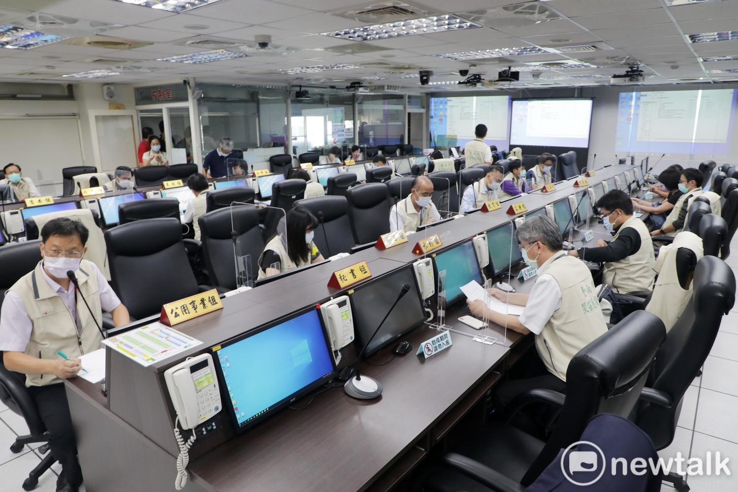 台電因高雄市路竹路北超高壓變電所匯流排故障，導致興達電廠電力無法輸出而跳機，台南市長黃偉哲在得知停電、分區供電的消息後，隨即指示市政府人員進駐災害應變中心，掌握災情，立即處理。 圖：台南市政府提供