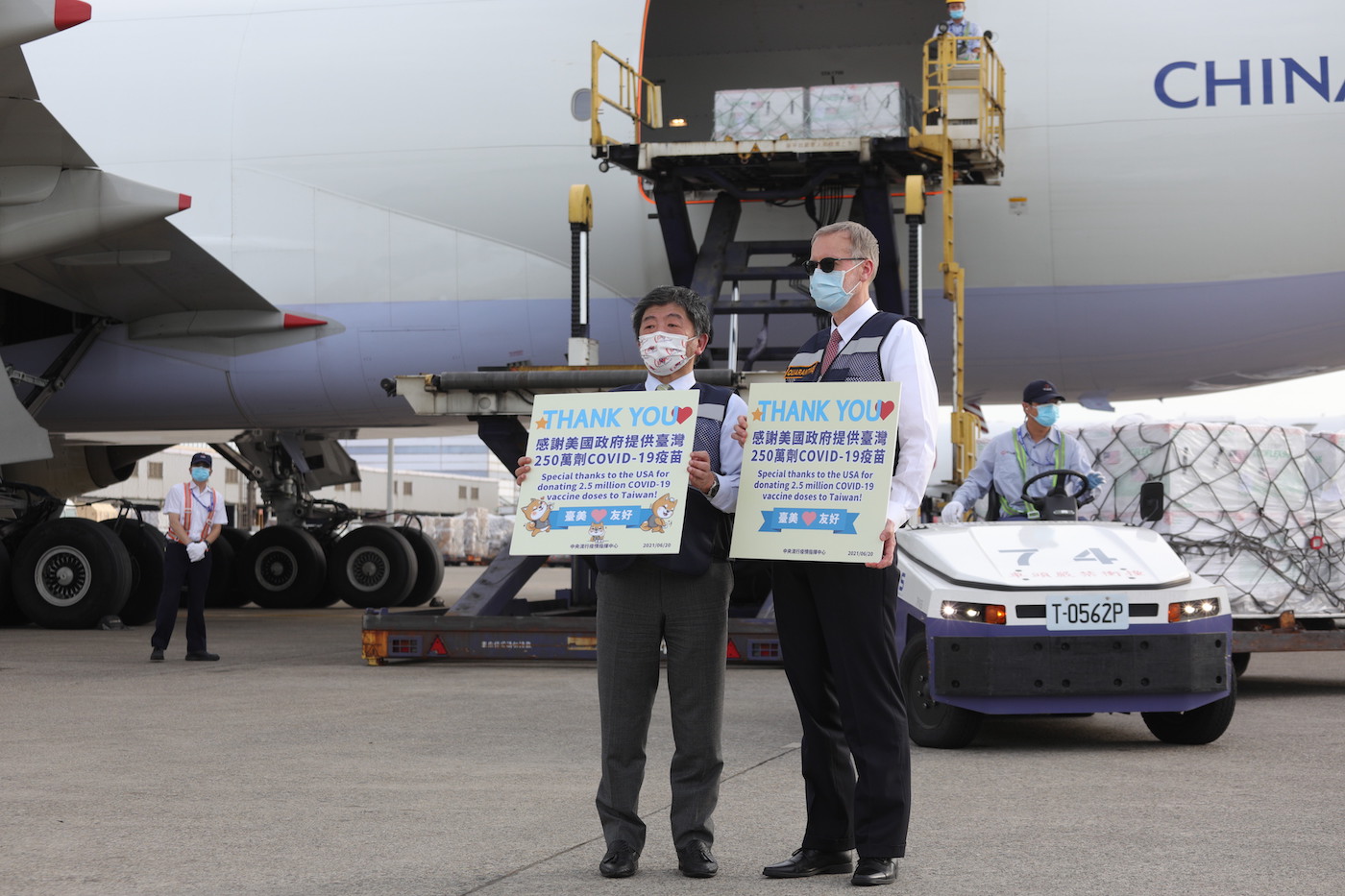 衛福部長陳時中到桃園機場為莫德納疫苗接機。圖/中央流行疫情指揮中心提供