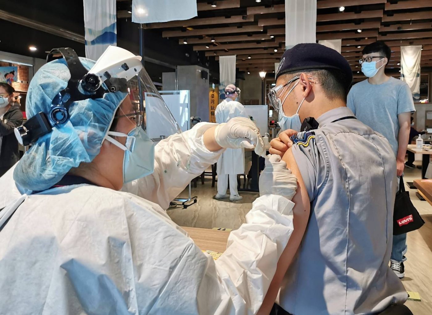 桃園機場保全人員進行莫德納疫苗接種。 圖：桃機／提供