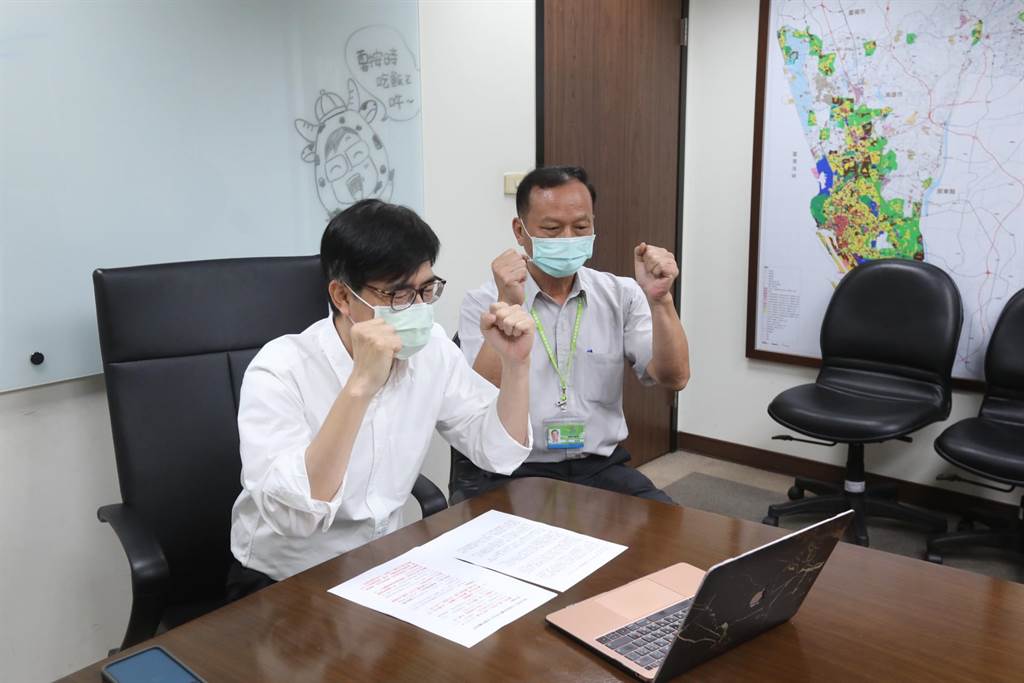 陳其邁(左)及消防局長李清秀。(資料照 ) 圖：翻攝高雄市政府