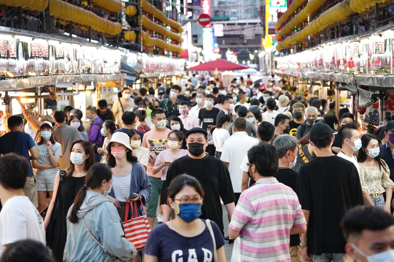 台灣疫情警戒降級首日，基隆廟口夜市迎來兩個多月來首見的人潮。圖：張良一/攝