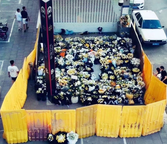 一些民眾自發在地鐵站沙口路站出口獻花悼念，但獻花區周邊卻被與人同高的圍欄擋住。圖：翻攝微博