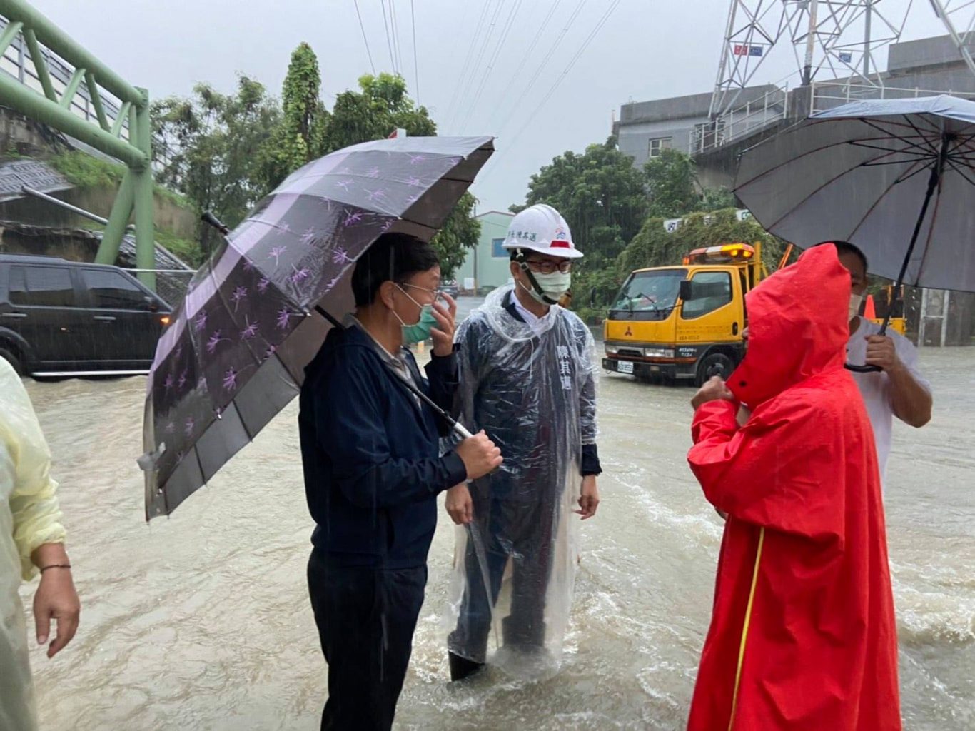 高雄豪大雨，市長陳其邁一早視察岡山潭底社區。 圖：翻攝陳其邁 Chen Chi-Mai臉書