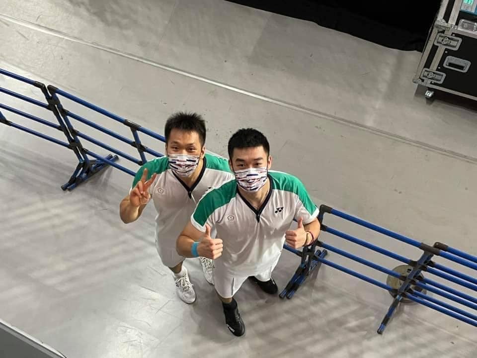 台灣羽球男雙組合「麟洋配」王齊麟、李洋為台灣拿下第二面東京奧運金牌。圖：翻攝謝長廷臉書