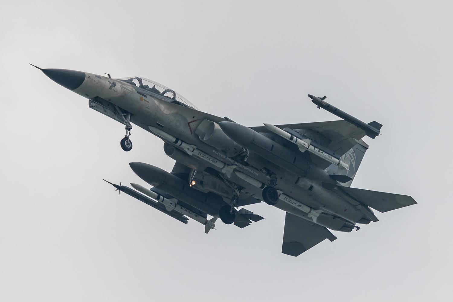 IDF經國號戰機掛載天劍二C型(增程型)空對空中程飛彈。 圖：翻攝范鬍子臉書(資料照片)