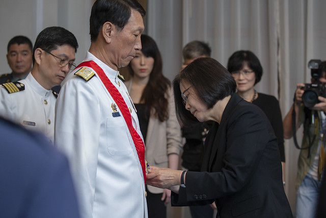 前參謀總長李喜明（前排左起）2019年退休前，接受總統蔡英文頒授一等雲麾勳章。圖/翻攝自總統府