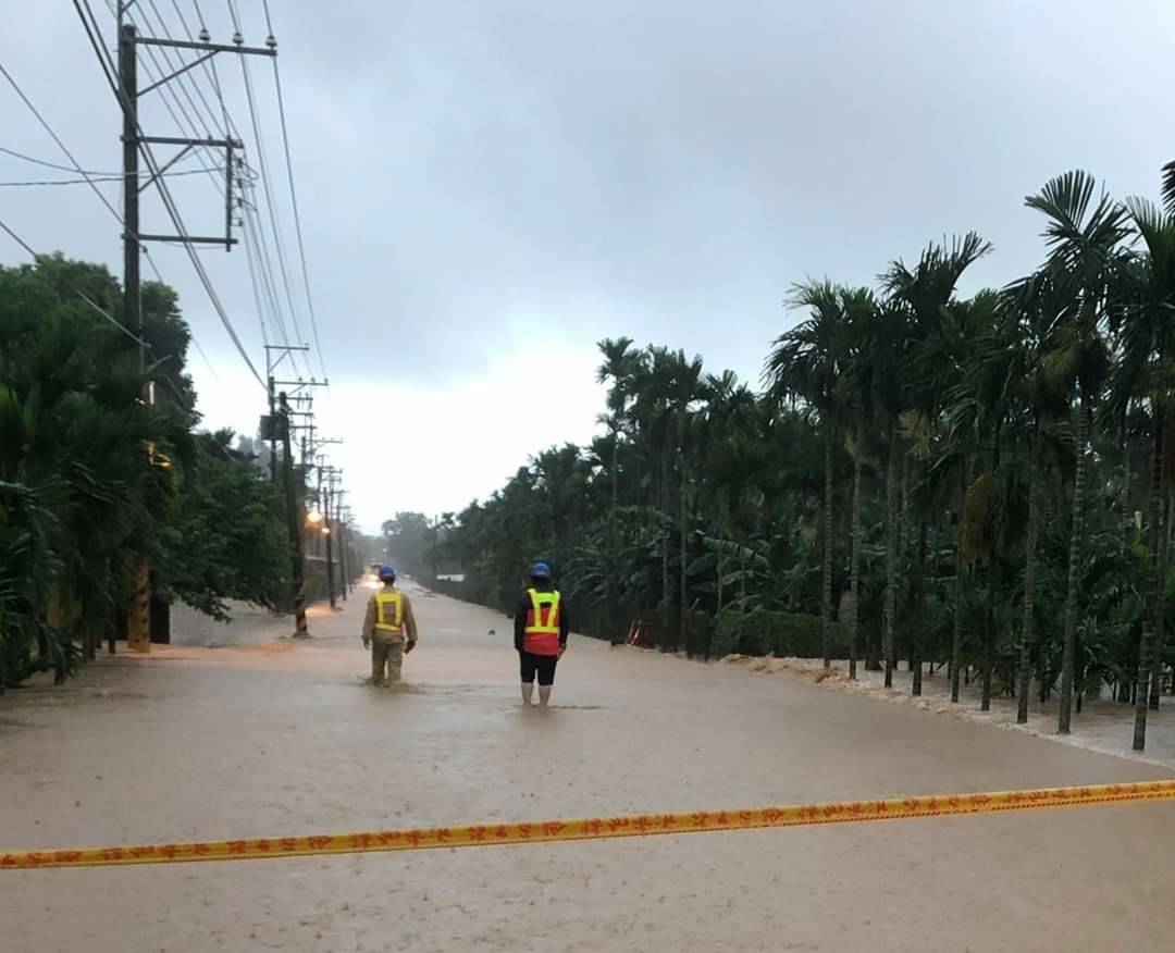 「盧碧」颱風夾帶豐沛雨量侵襲南台灣，教育部統計有218校通報災損通報，金額逾3671萬元。圖為屏東淹水災情。 圖：翻攝i屏東~愛屏東臉書