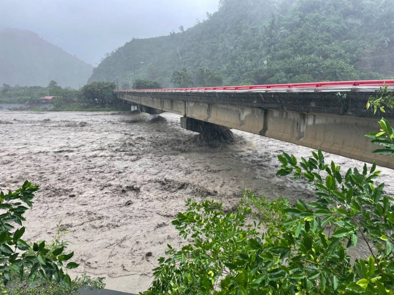 屏東縣來義鄉雨勢不斷，造成土石崩落，鄉公所連忙實施緊急撤離。 圖: 翻攝自屏東縣來義鄉公所 臉書