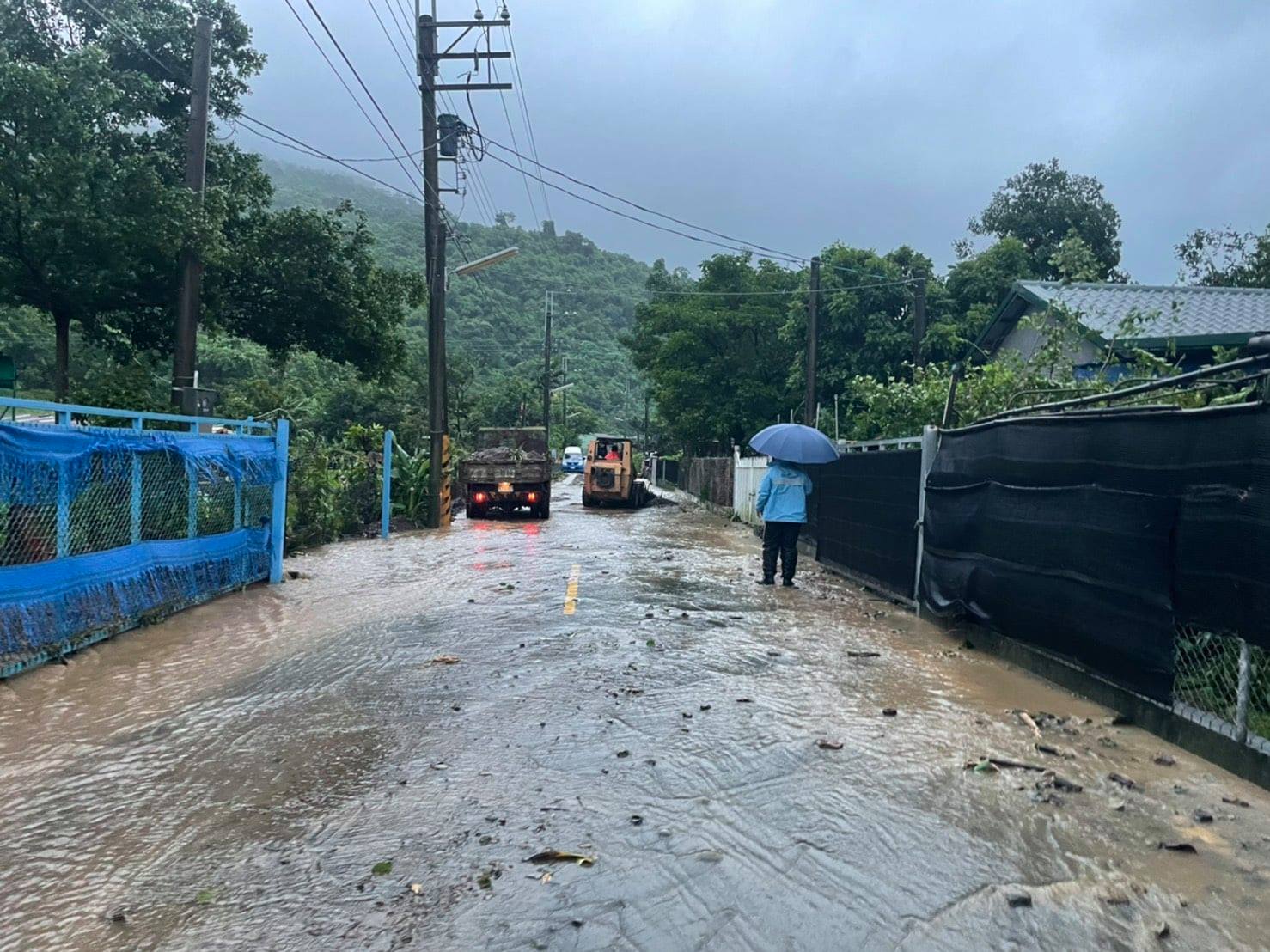 屏東縣來義鄉雨勢不斷，造成土石崩落，鄉公所連忙實施緊急撤離。   圖: 翻攝自屏東縣來義鄉公所 臉書