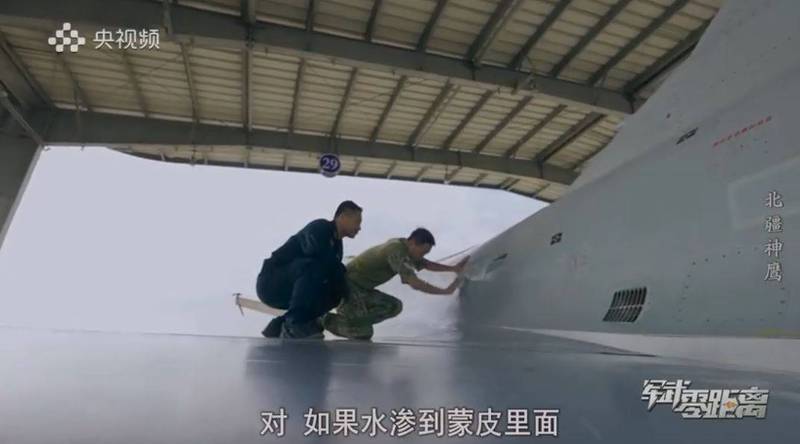 中國官媒央視介紹軍武的節目《軍武零距離》近日一期披露中國製戰機殲10-B的清潔保養。 圖：翻攝央視