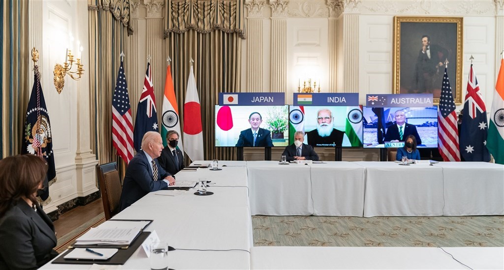 美國、日本、印度和澳洲組成的「四方安全對話」12日召開資深官員會議。圖/2021年3月12日召開的四方安全對話領袖峰會。 圖：取自facebook.com/POTUS（資料照片）