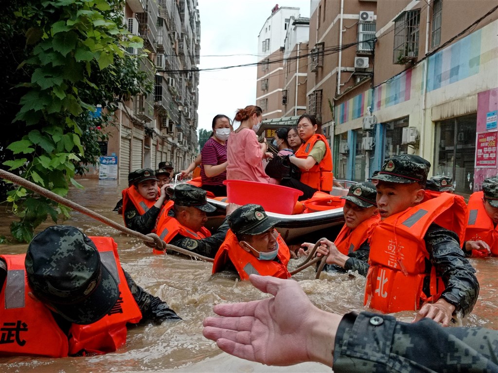 中國湖北省隨縣柳林鎮遇極端強降雨，洪水造成當地8000餘人受災，21人死亡、4人失聯。   圖：翻攝中新社