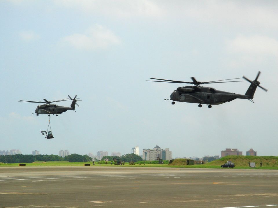 美台「安全合作月」貼出軍用直升機吊掛挖土機等重型機具照片。 圖：翻攝美國在台協會 AIT臉書