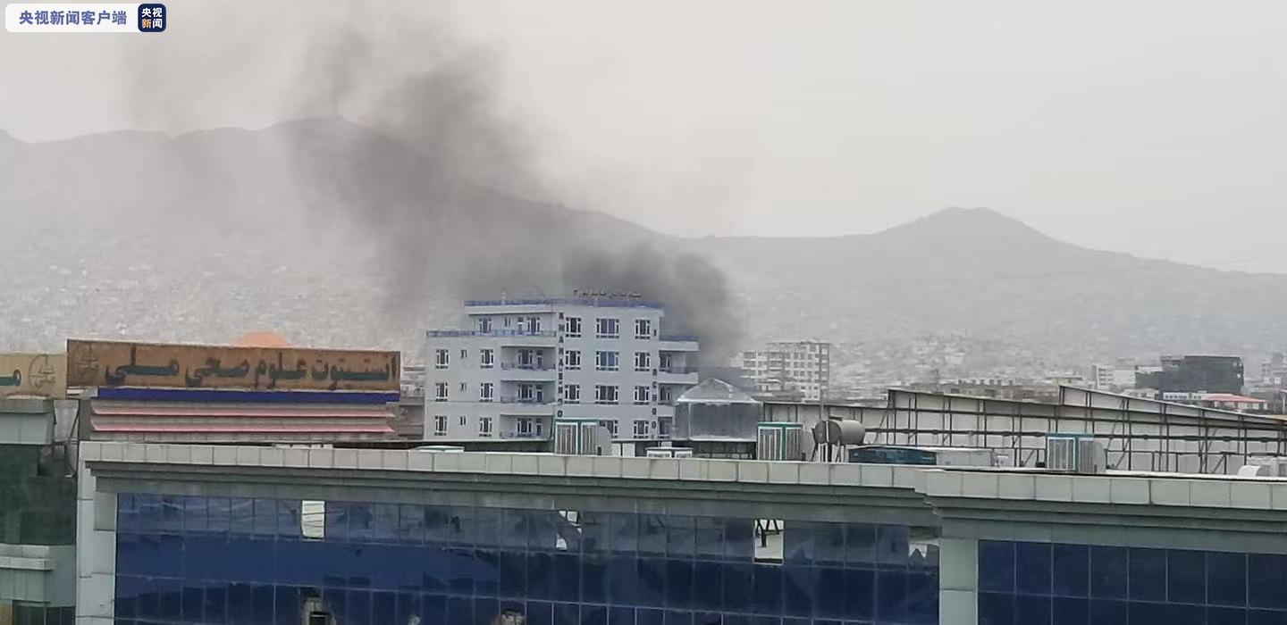 喀布爾國際機場西北方附近，現場冒出濃濃黑煙   圖：翻攝自央視新聞