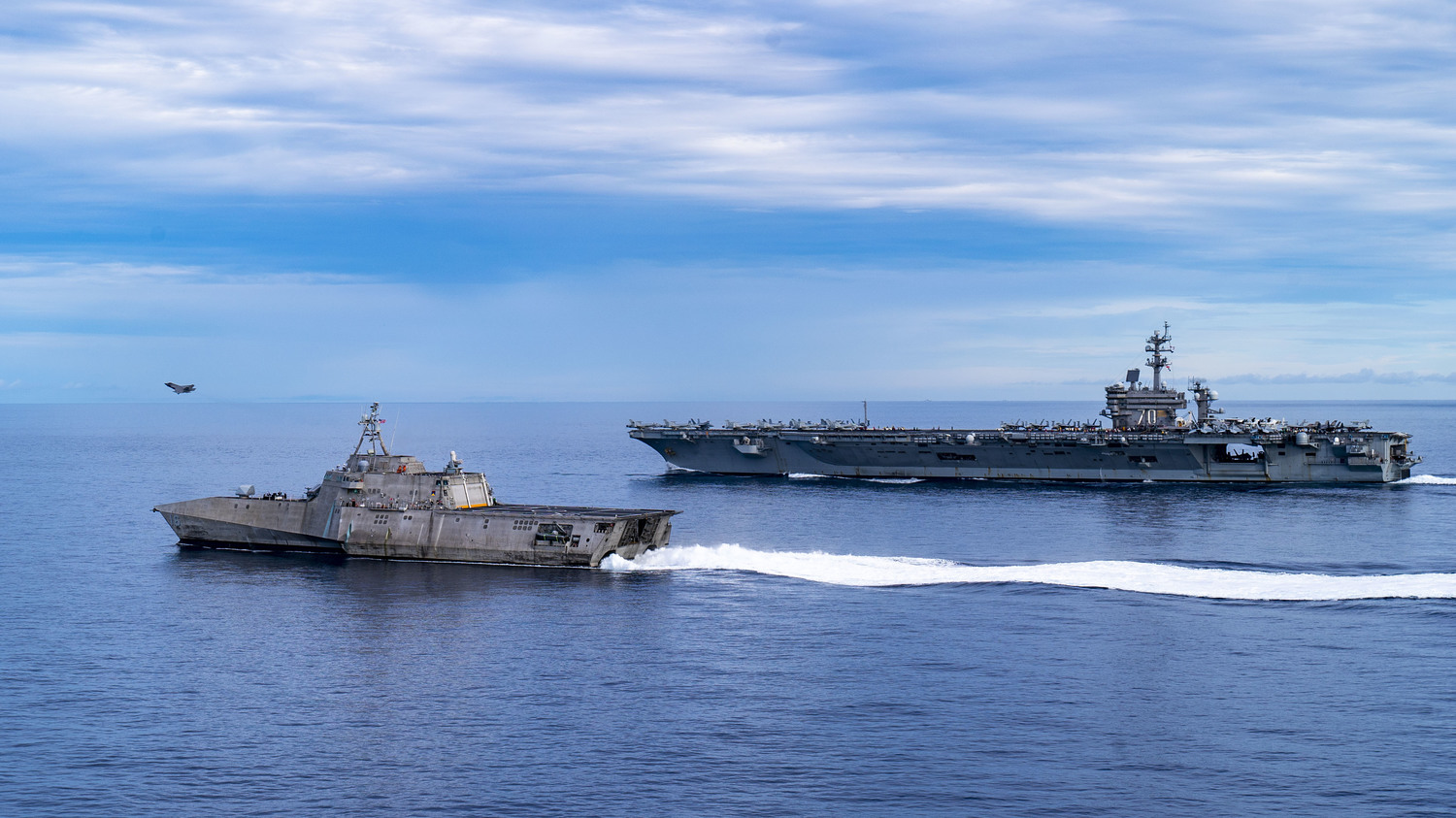 航空母艦「卡爾文森號(CVN-70)」和濱海戰鬥艦「杜爾沙號(LCS-16)」共同在南海操演。 圖：翻攝 U.S. Pacific Fleet推特