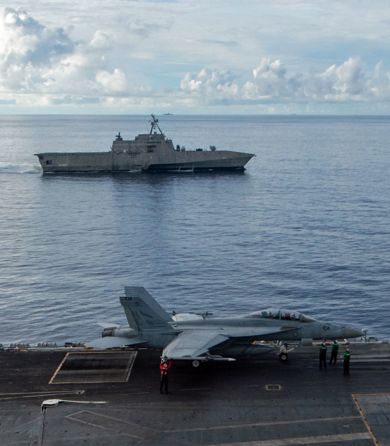 由航空母艦「卡爾文森號(CVN-70)」上看濱海戰鬥艦「杜爾沙號(LCS-16)」。   圖：翻攝 U.S. Pacific Fleet推特