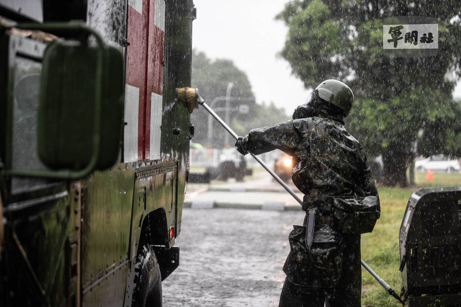 39化學兵群執行車輛除污作業。   圖：軍聞社記者林澤廷/攝