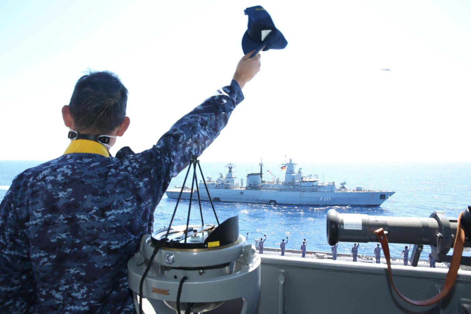 日德軍艦聯合演練，從日本艦艇上看德國巡防艦「巴伐利亞號(F217)」。   圖：翻攝防衛省 海上自衛隊推特