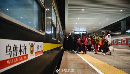 由於出現無症狀感染者，新疆取消多數航班，火車站也暫停運作，大批遊客被困 圖：翻攝自鳳凰網