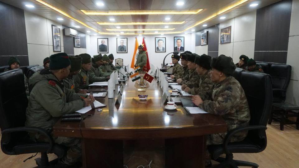 印度軍方（左）與中國解放軍在邊境進行軍事討論，尤其雙方在實際控制線爆發衝突後，已舉行第13輪談判，但無結果。圖為2017年軍事對談資料照。 圖：翻攝自印度軍隊臉書