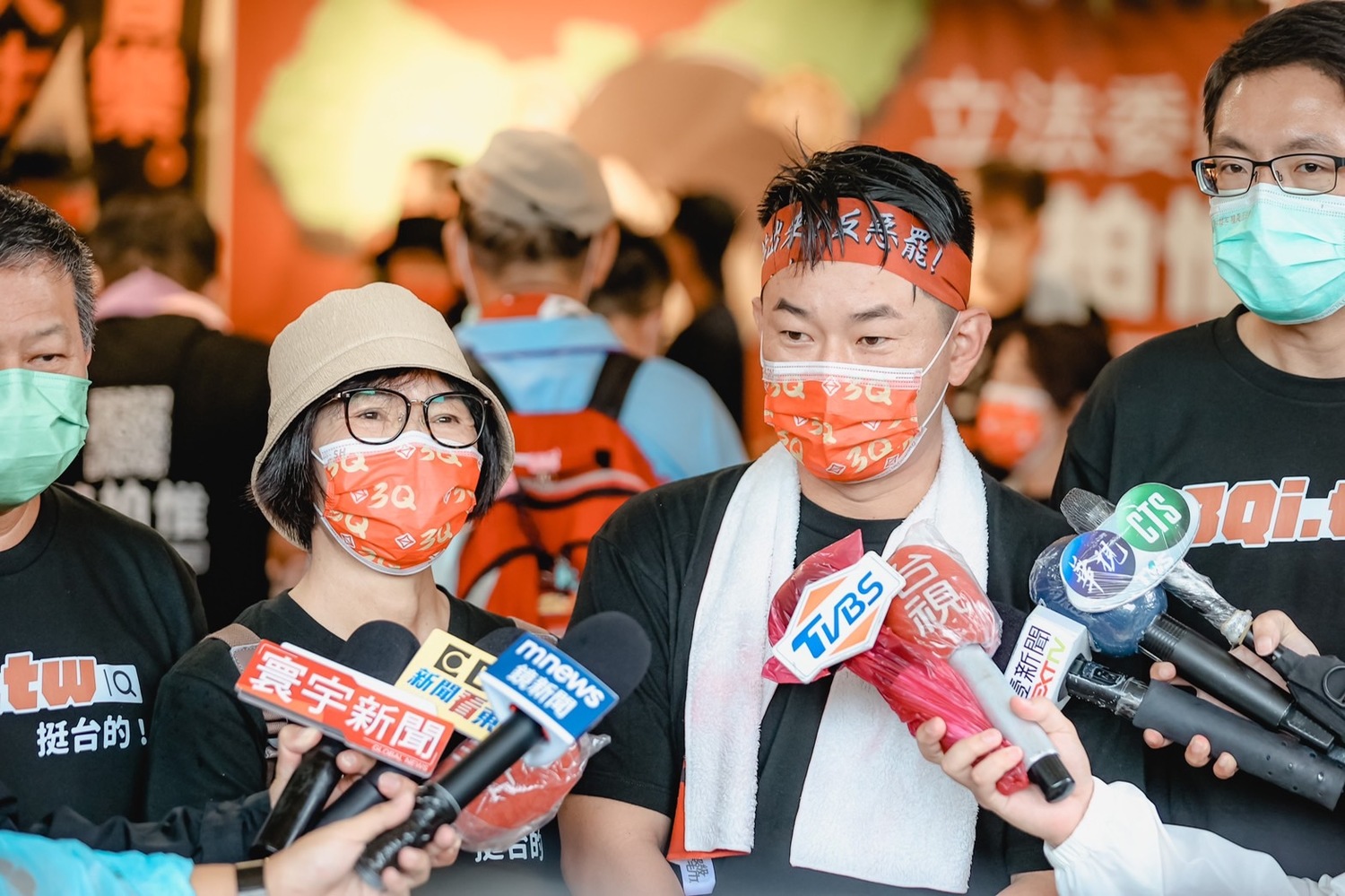 台灣基進立委陳柏惟展開100小時選區徒步行程，晚間將親自出席公辦電視罷免說明會，「直面對決」罷免案領銜人楊文元。 圖：陳柏惟辦公室提供