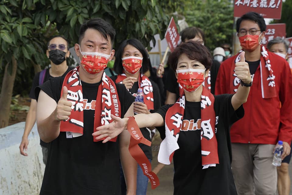 民進黨立委陳亭妃昨日也現身，陪伴陳柏惟走上街頭，爭取選民投下不同意罷免票。   圖：擷取自陳亭妃臉書