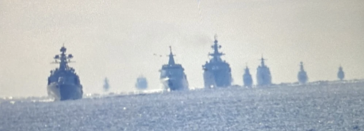 中俄艦隊在舉行聯合演習後，經過日本位於本州和北海道之間的津輕海峽。 圖：翻攝自日本自衛隊官網