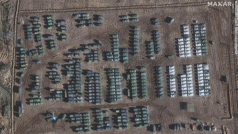 衛星照片顯示，11 月 1 日，在俄羅斯西部葉利尼亞，俄國混合兵種部隊進駐俄國與烏克蘭的邊界。 圖：翻攝自MAXAR衛星影像