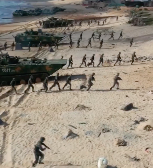解放軍更新兩棲步戰車裝備，並進行實戰演練。 圖：翻攝自第一軍視微博