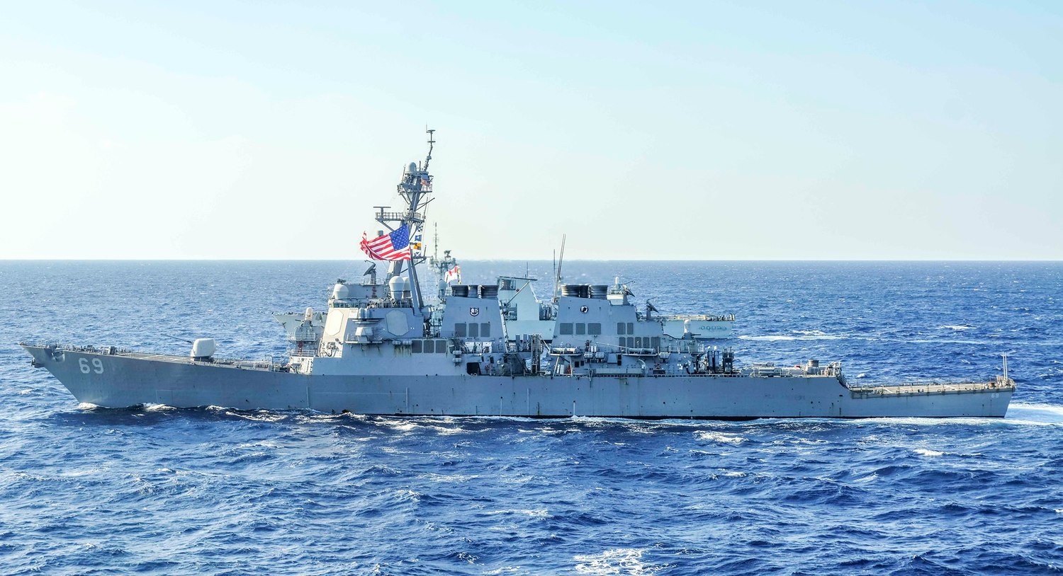 美軍「勃克級」飛彈驅逐艦「米利厄斯號(DDG-69)」23日依國際法例行通過台灣海峽。 圖：翻攝USS MILIUS (DDG 69)臉書