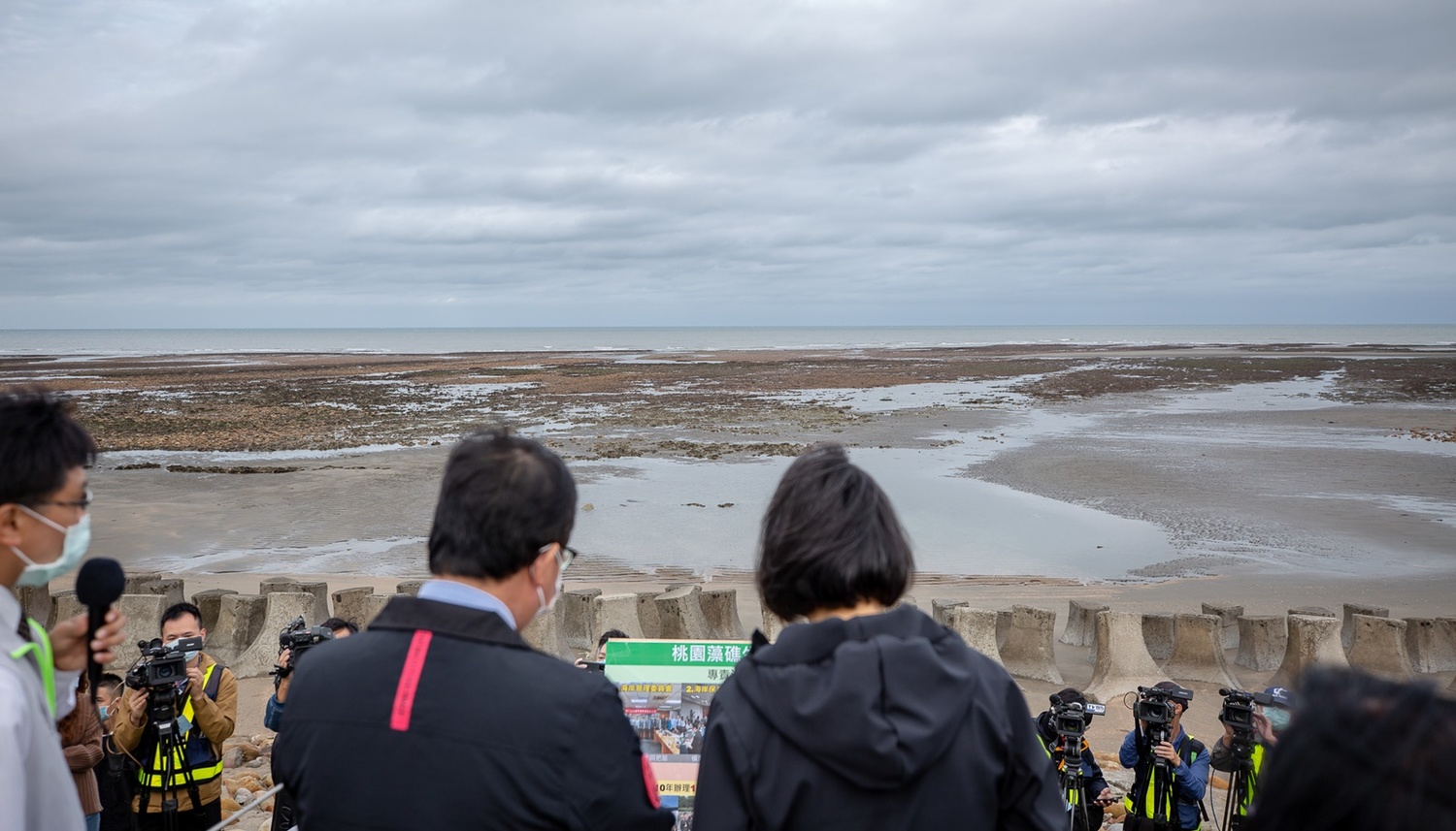 總統蔡英文與桃園市長鄭文燦在觀新藻礁前防波堤聽取簡報。 圖：總統府提供（資料照）