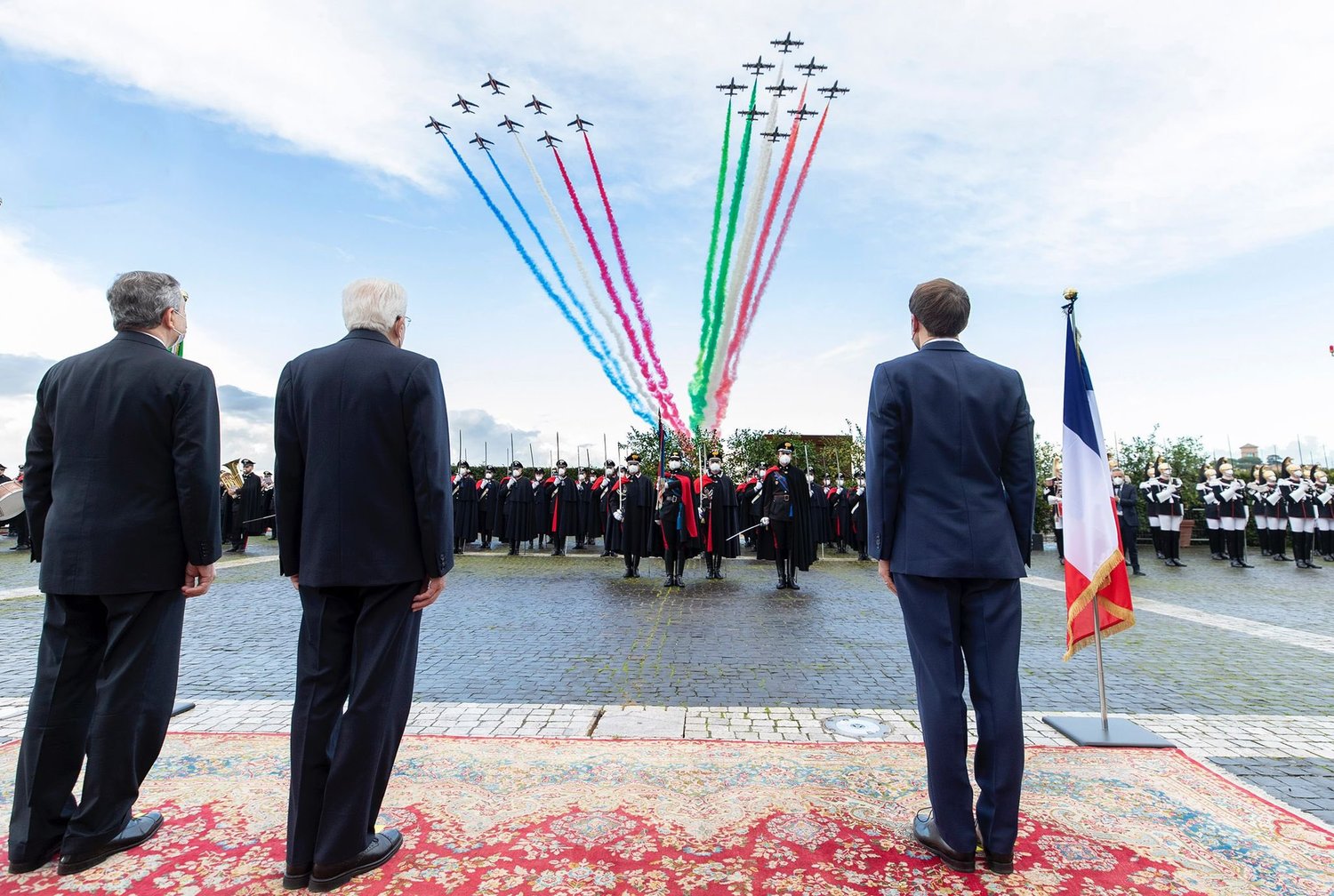 法義簽訂奎里納雷協議（Quirinale Treaty），見證締約儀式時，義大利空軍特技飛行小組機隊從空中掠過。 圖/法國駐義大利大使官方推特@chr_masset