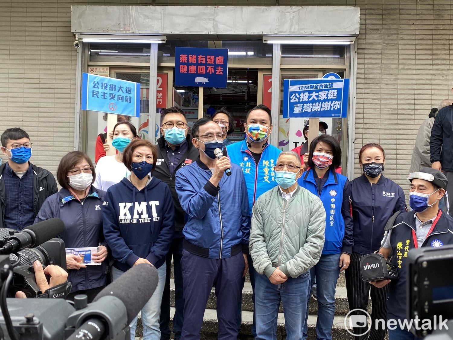 國民黨主席朱立倫今早赴北投市場宣傳1218公投。   圖：周煊惠 / 攝