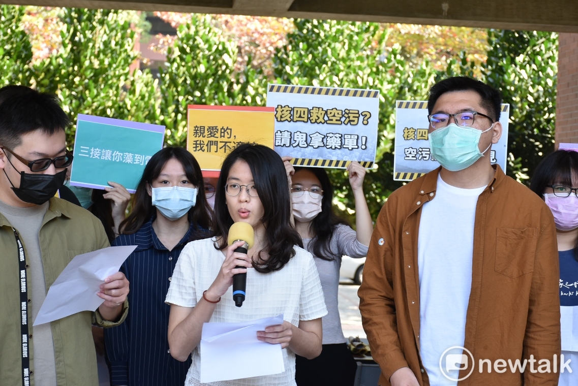 活動發起人何品萱(中)呼籲學生「站出來，自己做出決定。」   圖：孫家銘攝