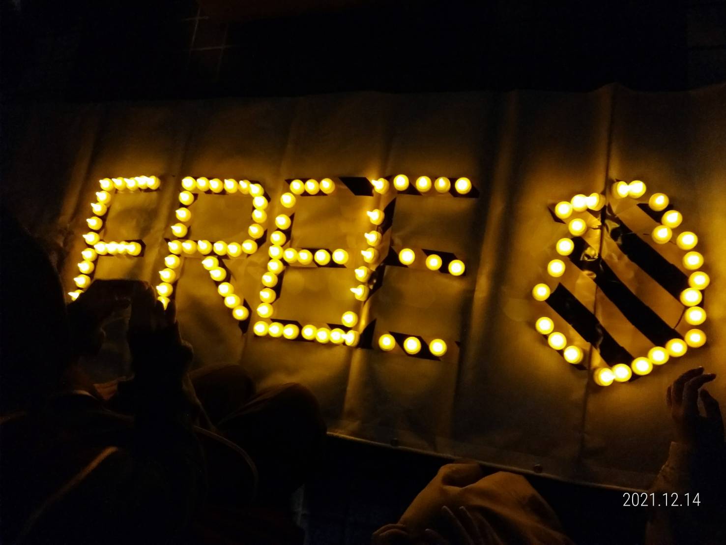 「擁抱自由 蘋果加油」晚會，現場以燭光排出「FREE」字樣。   圖：林冠妙攝