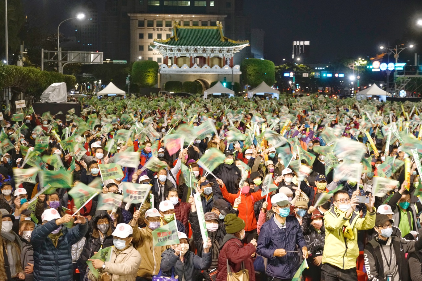 公投投票前夕，民進黨在凱道舉辦「台灣隊站出來 台灣行出去」公投說明會。 圖：張良一/攝