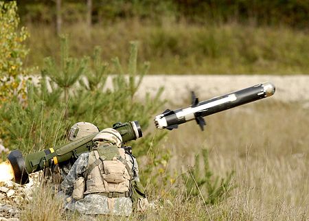 美國陸軍士兵發射FGM-148標槍飛彈。 圖 : 翻攝維基百科