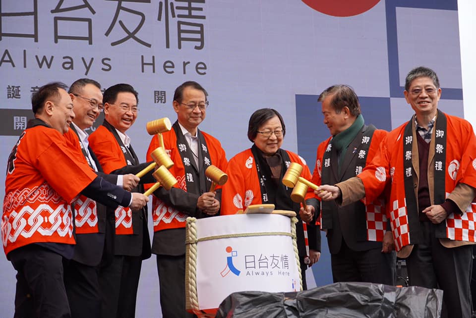 日本台灣交流協會25日在台北101水舞廣場舉辦「日台之心聖誕音樂會市集」活動，外交部長吳釗燮(左三)、台灣日本關係協會會長邱義仁(右三)等官員參加。 圖：翻攝日本台灣交流協會臉書