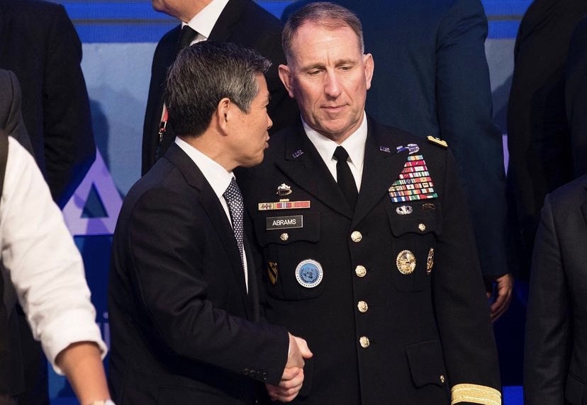 前駐韓美軍司令羅伯特·艾布蘭（Robert Abrams，右一） 圖：擷取自j_heemang