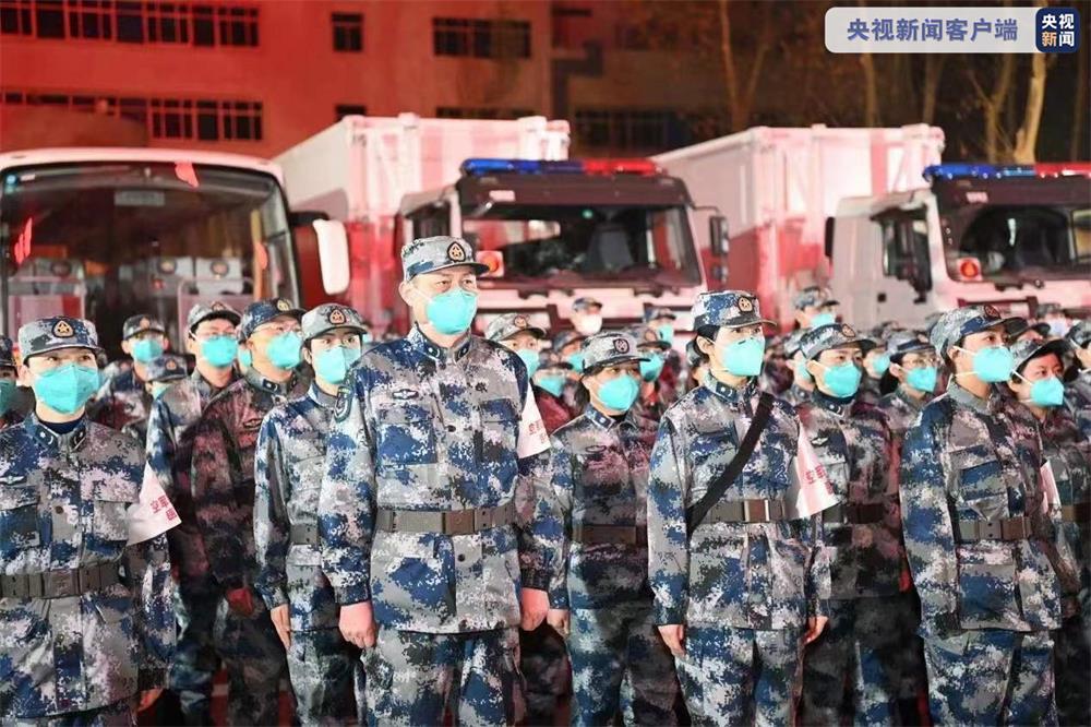 陝西省西安市爆發嚴重新冠疫情，西安空軍軍醫大學28日凌晨奉命出動150人醫療團隊，緊急接管定點醫院隔離病區。 圖：翻攝央視新聞客戶端微博