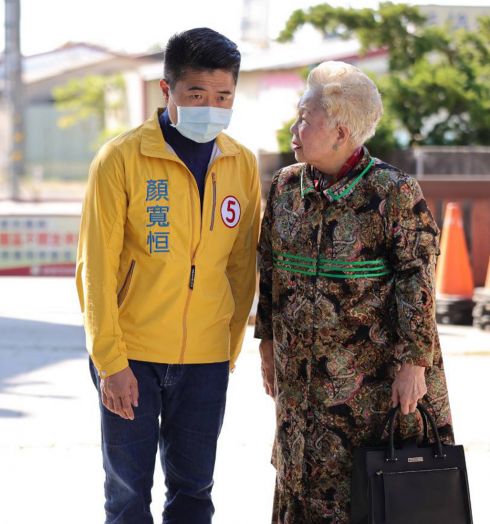 台中市第二選區立委補選候選人顏寬恒「巧遇」台北市長柯文哲的父母親，雙方交談甚歡。 圖：顏寬恒競選辦公室提供