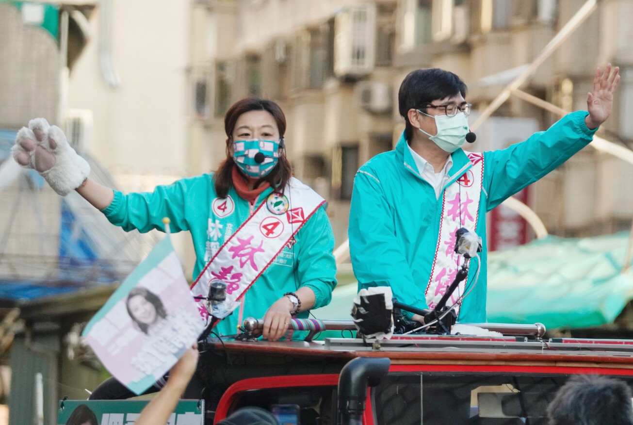 高雄市長陳其邁下午陪同民進黨台中二選區立委補選候選人林靜儀下午在霧峰市區掃街。   圖：張良一/攝