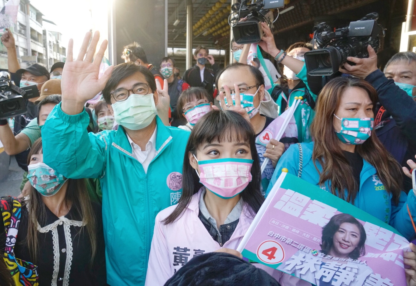 高雄市長陳其邁、市議員黃捷下午陪同民進黨台中二選區立委補選候選人林靜儀下午在霧峰市區掃街。 圖：張良一/攝