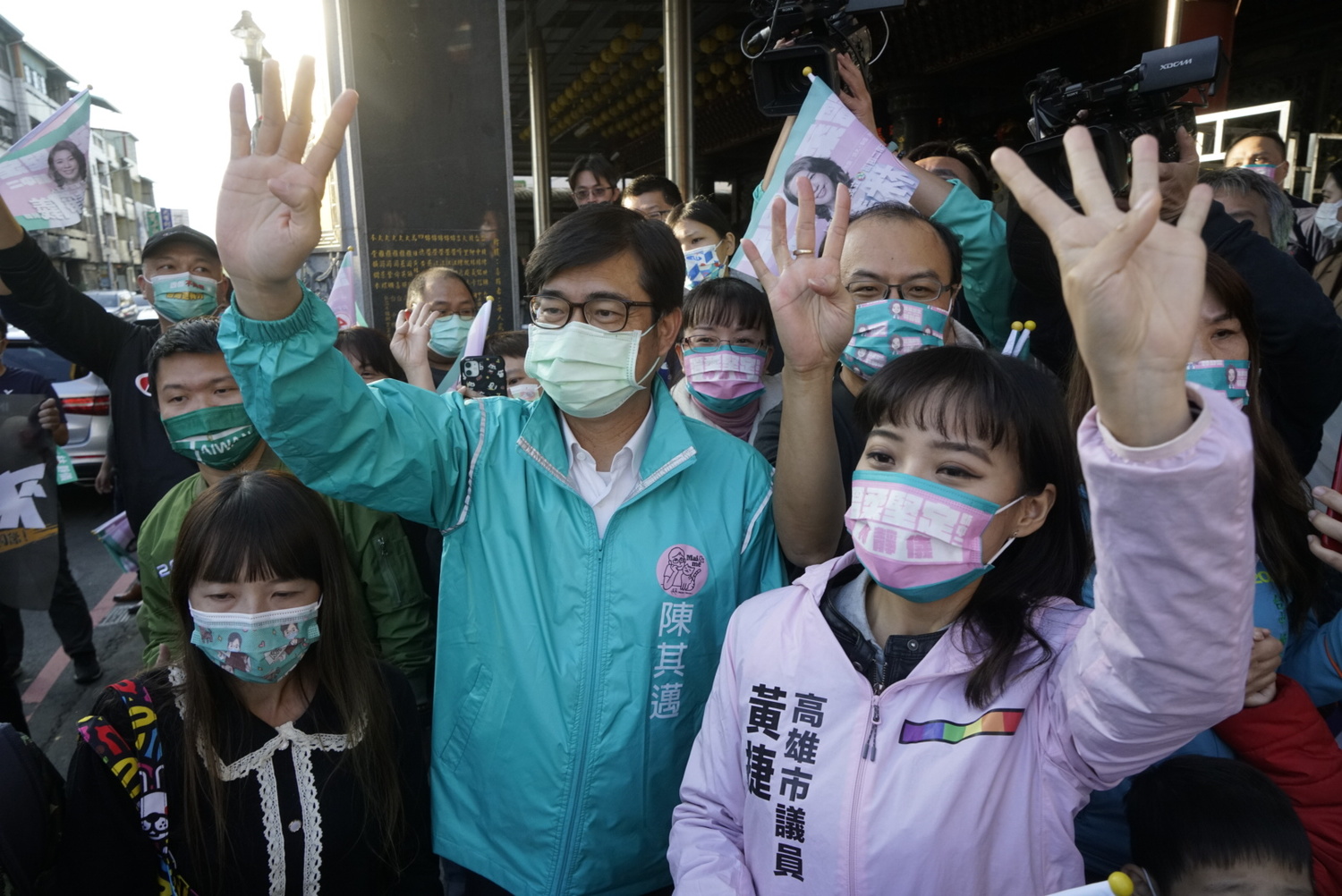 高雄市長陳其邁、市議員黃捷下午陪同民進黨台中二選區立委補選候選人林靜儀下午在霧峰市區掃街。   圖：張良一/攝