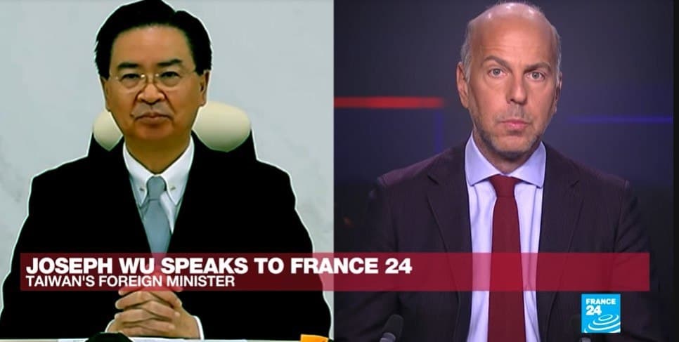 外交部長部長吳釗燮（左）接受「法國24小時新聞台」主持人Marc_Perelman（右）視訊訪問。.   圖：外交部提供