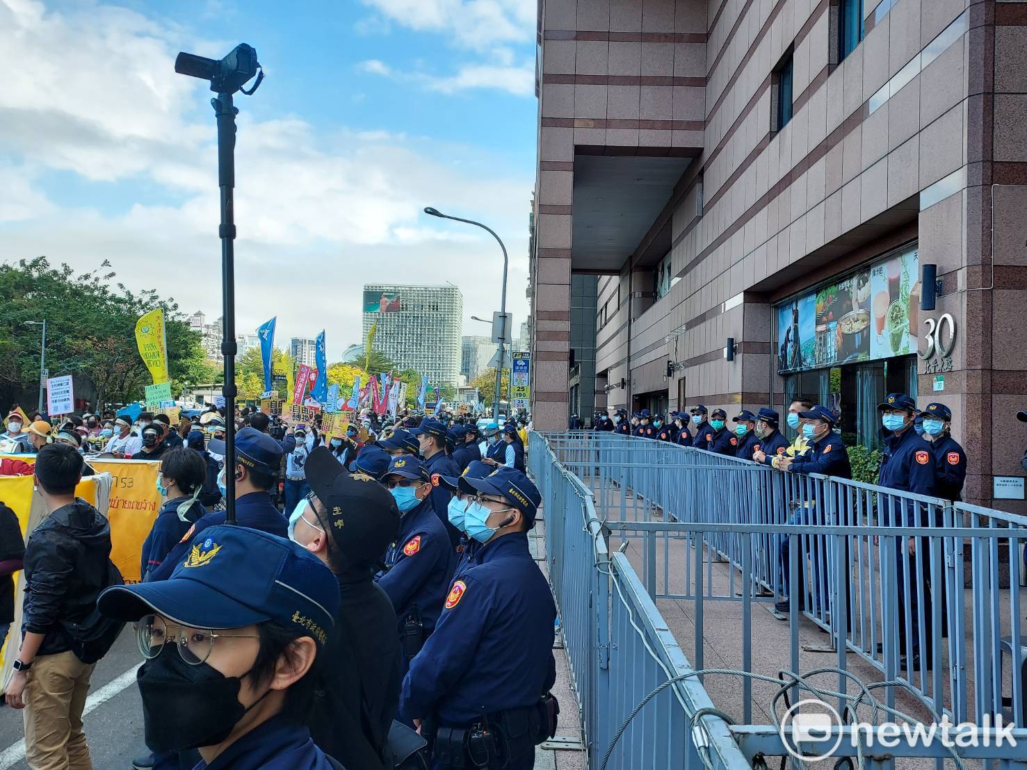 移工在民進黨部外集結，北市派出大批警力戒備。   圖：陳佩君 /攝