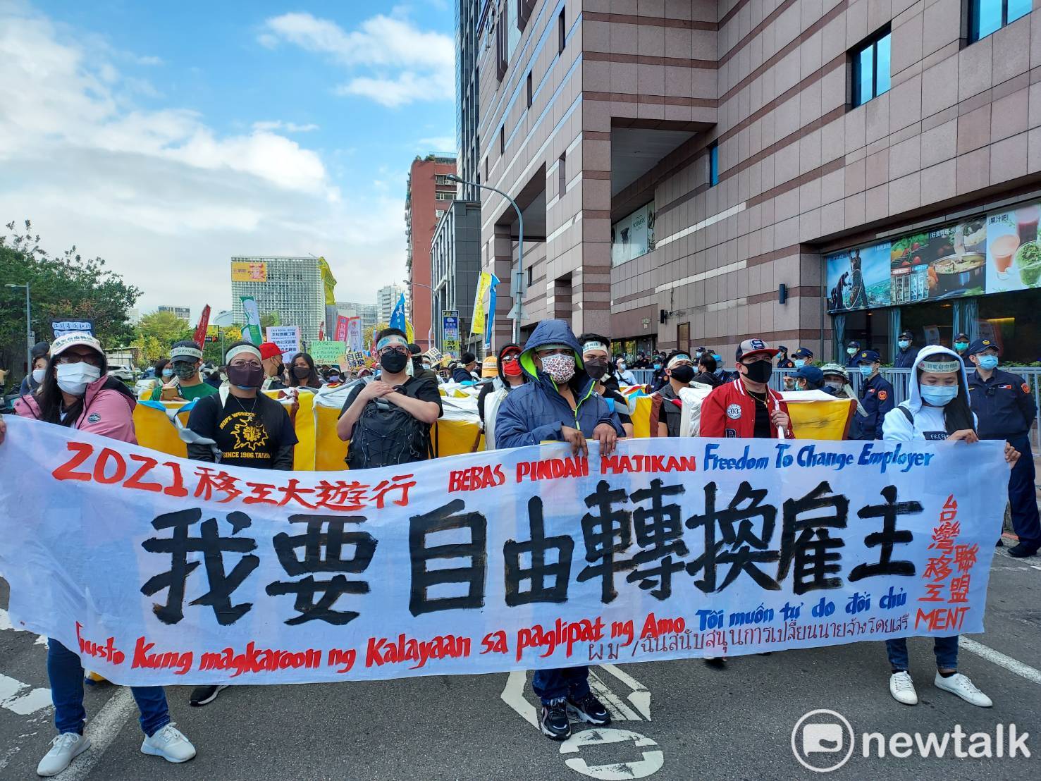 移工在民進黨部外抗議。   圖：陳佩君 /攝