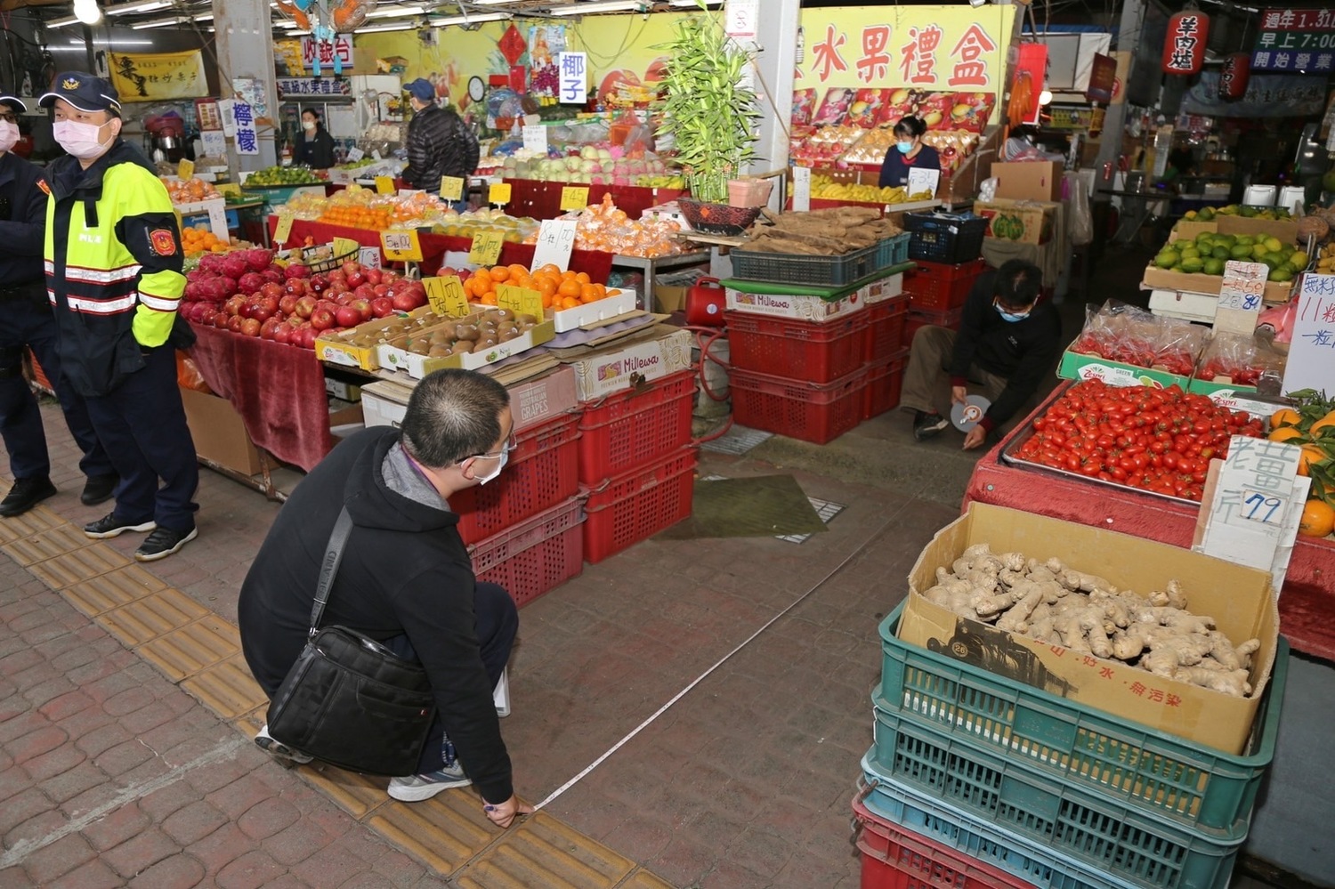 都發局丈量釐清黃昏市場違建範圍。 台中市政府/提供