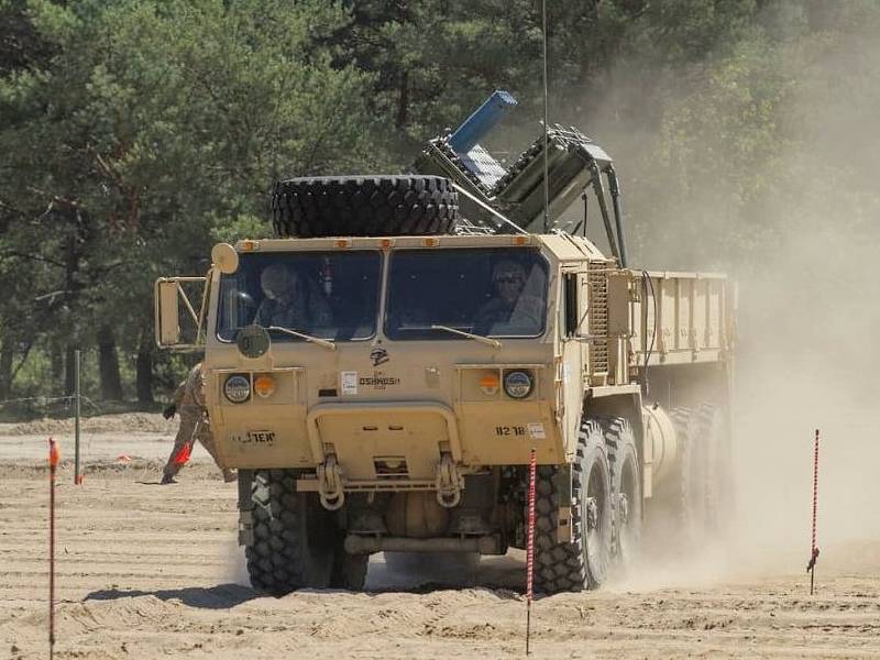 美軍現役M977重型機動戰術卡車，搭載M136「火山」(Volcano)布雷系統。 圖：翻攝維基百科
