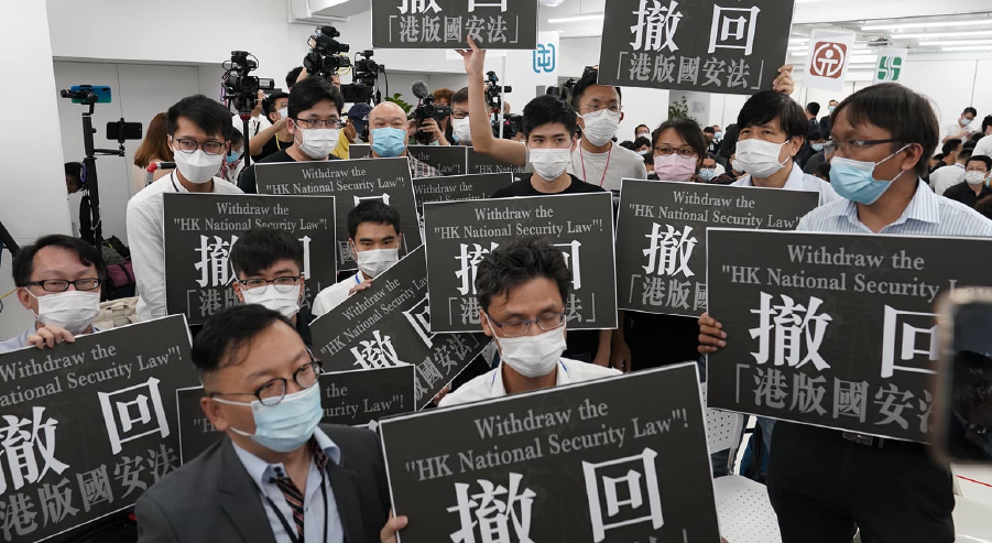 香港立法會民主派議員舉標語要求撤回港版國安法。圖/取自維基百科